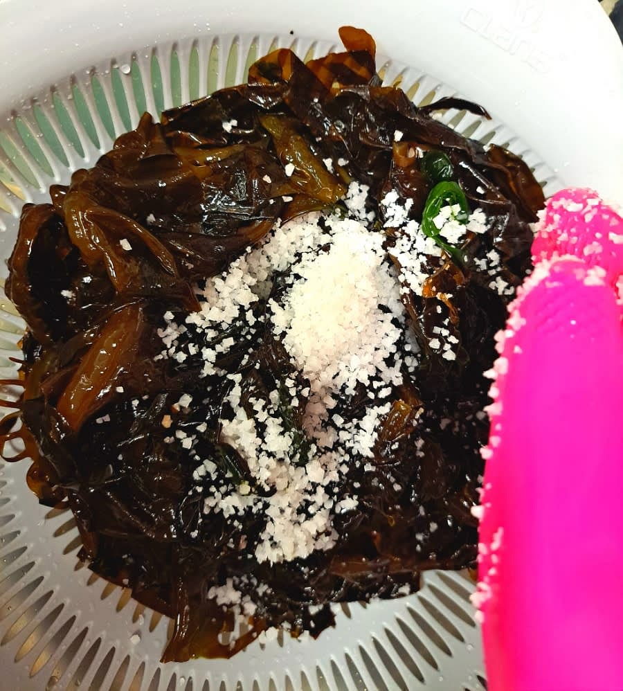 굵은 소금으로 문질러 헹구고 흐르는 물에 여러 차례 헹궈줍니다.