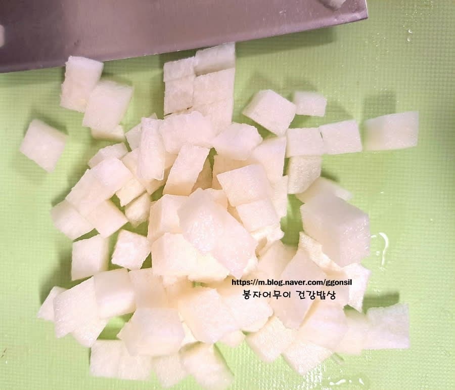 모든 채소(무, 양파, 버섯, 호박)를 8mm~1cm 굵기로 깍둑 썰어 준비합니다.