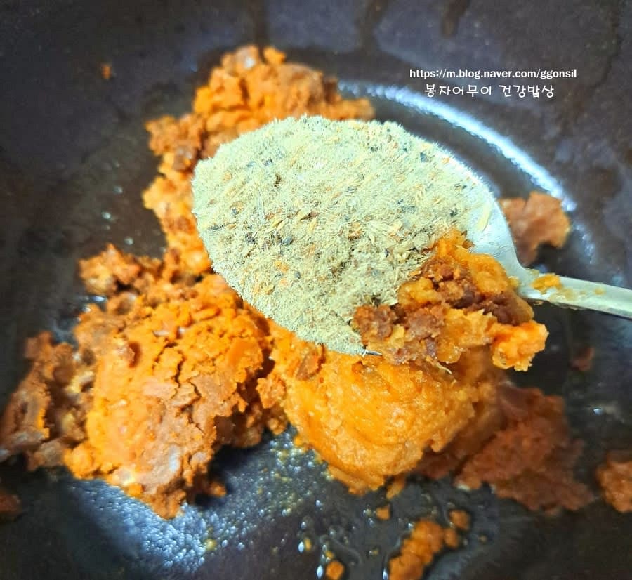 멸치가루 2스푼과 물을 넣고 약한 불에서 끓이며 조미료로 된 육수를 만듭니다.