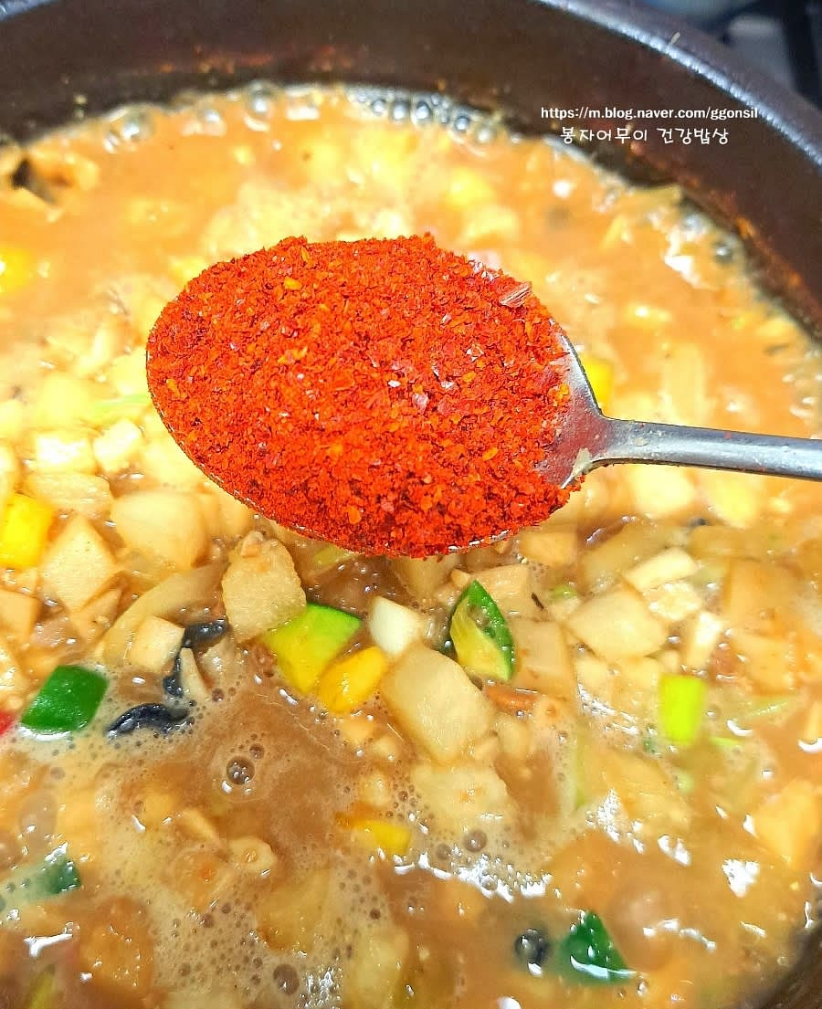 물이 반쯤 줄었을 때 마늘, 청양고추, 고춧가루를 넣어줍니다.