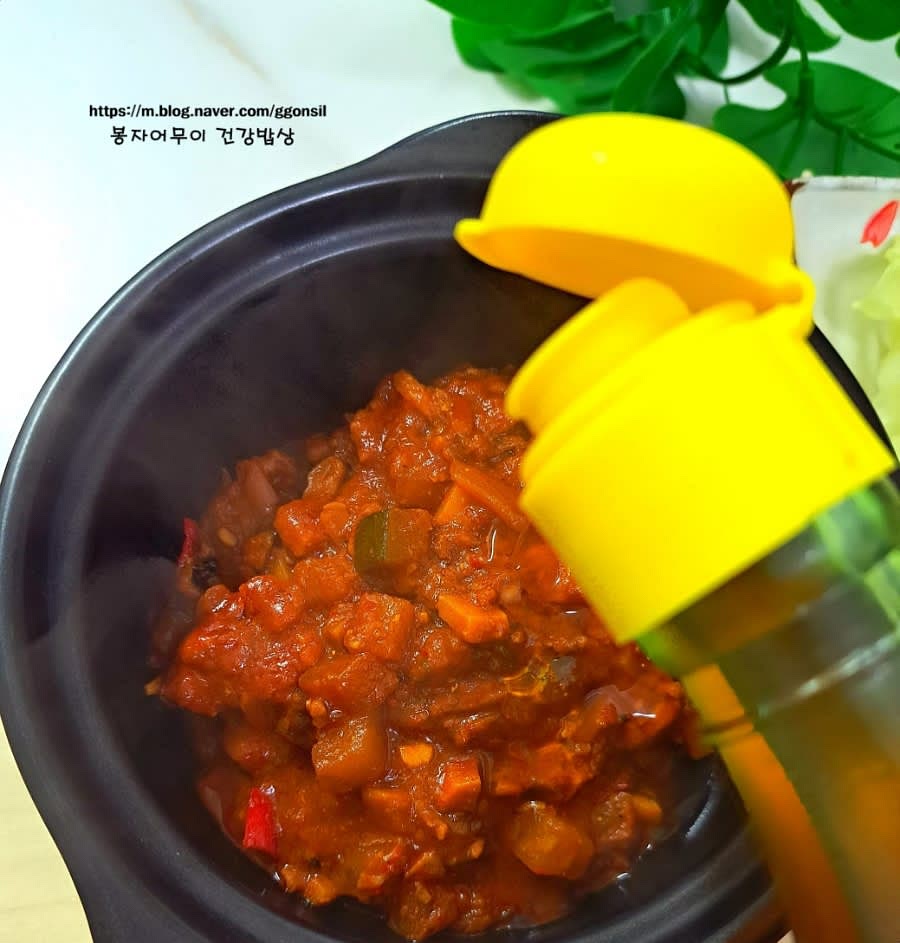 조금 진득해지면 불을 끄고 덜어서 들기름 한 스푼과 깨소금을 둘러 줍니다.