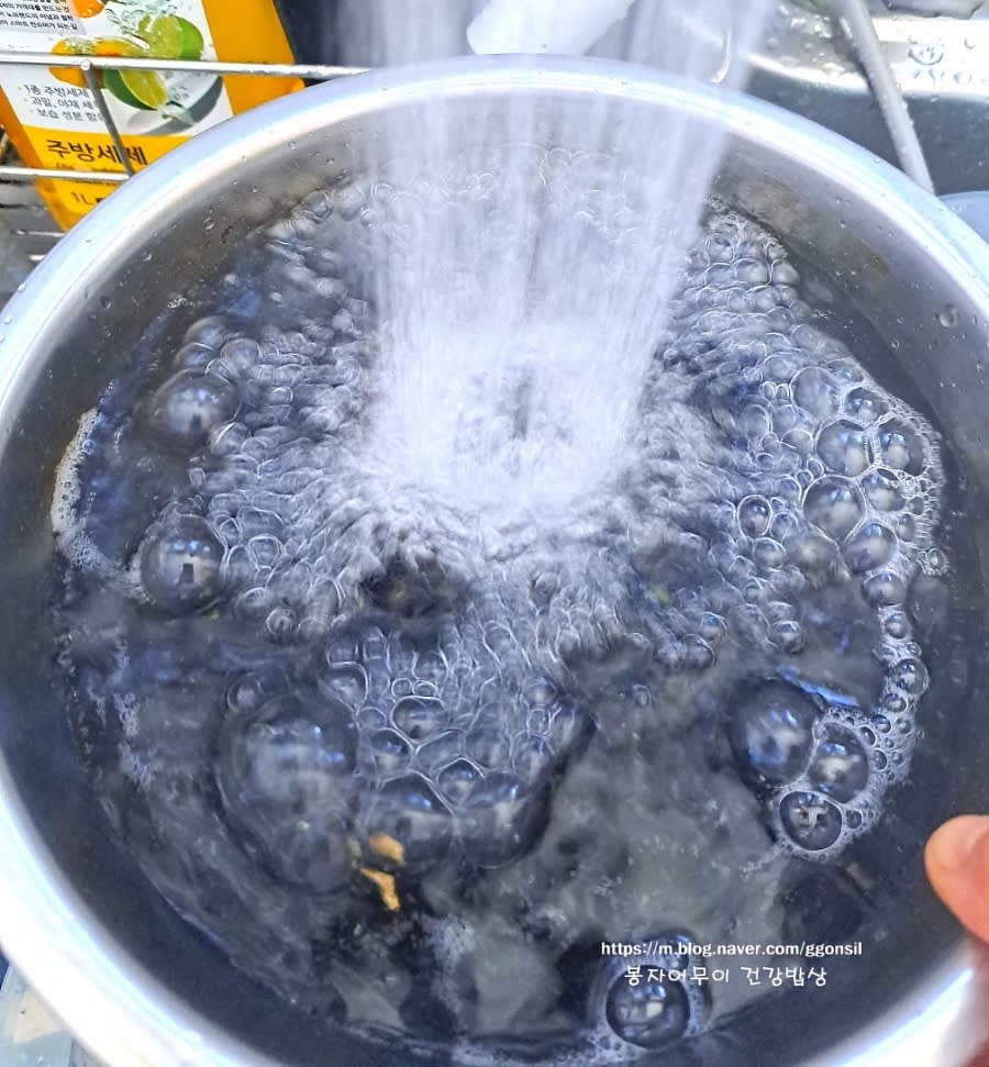 서리태 검은콩을 깨끗이 씻고 이물질을 제거한 후 물 300ml를 붓고 4시간 이상 불려주세요.