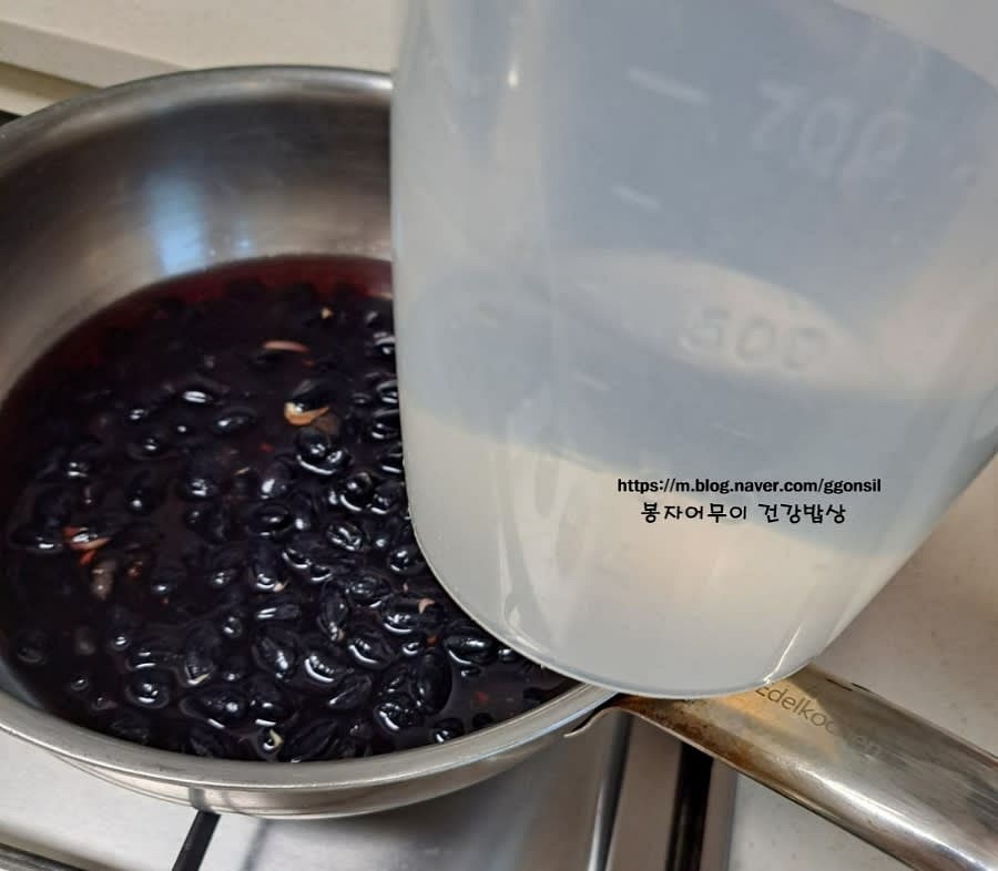 불린 검은콩에 물 500ml를 추가로 붓고 센 불에서 20분간 삶아줍니다. 삶은 후 물은 버립니다.