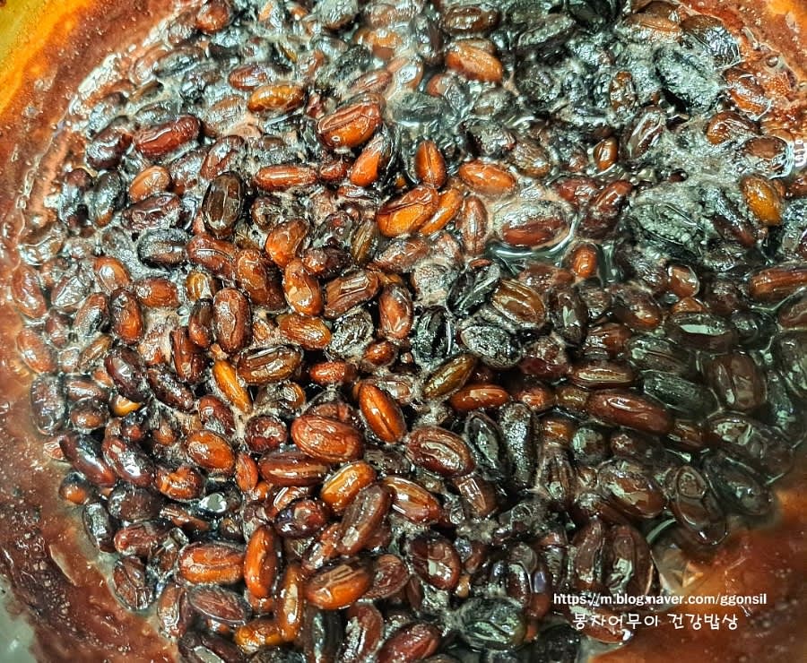 간장 5스푼, 올리고당 2스푼, 맛술 2스푼, 물 500ml를 추가하고 중불에서 졸입니다.