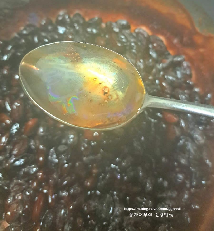 물이 줄어들고 콩에 간이 배었을 때, 식용유 1스푼과 올리고당(물엿, 조청) 1스푼을 추가합니다.