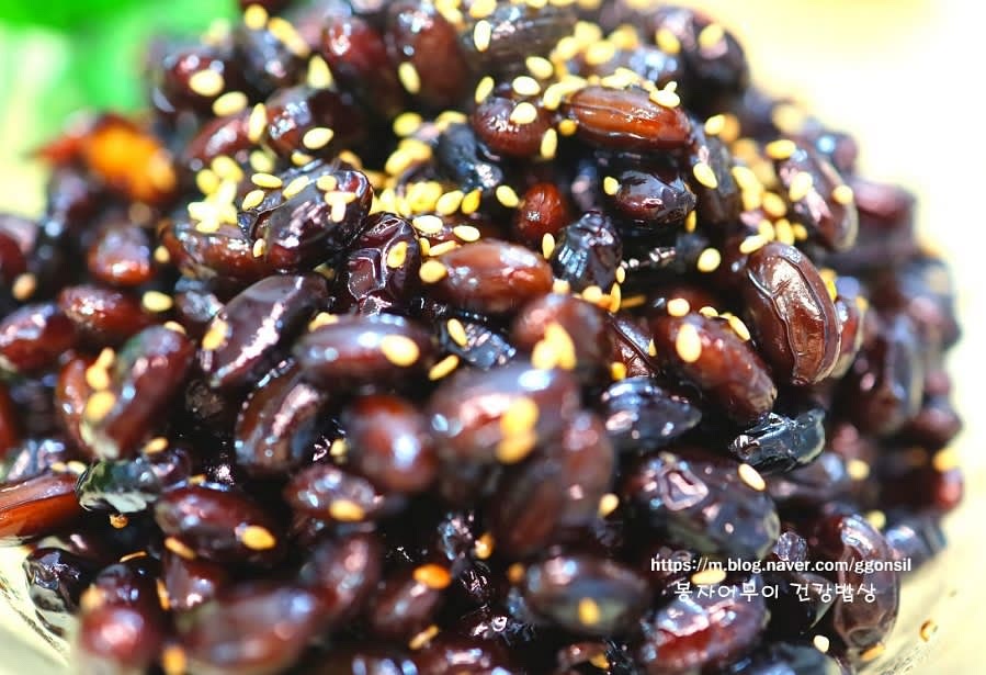 완성된 콩장은 그릇에 담고 깨소금을 솔솔 뿌려 마무리합니다.