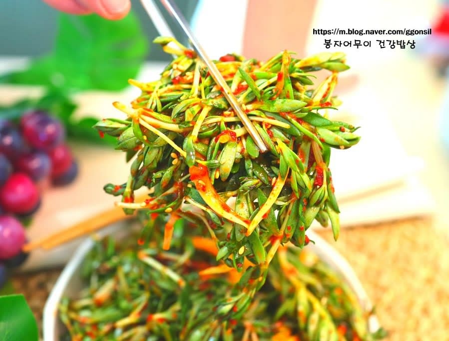 완성된 돈나물 무침을 접시에 담아냅니다.