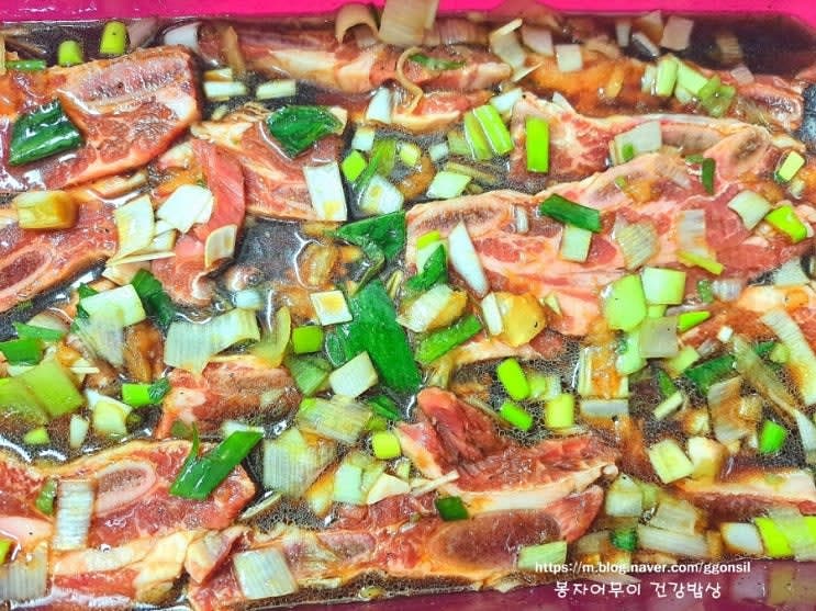 양념된 LA갈비를 반나절에서 하루 정도 냉장고에서 숙성시킵니다. 숙성된 갈비를 굽거나 찌는 등 원하는 방식으로 조리하세요.