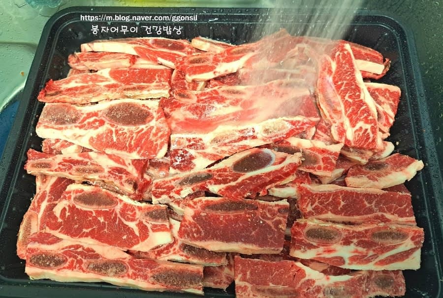 먼저 LA갈비의 핏물을 제거하기 위해 흐르는 물에 3회 이상 세척합니다. 이후 물에 1시간 담가 핏물을 제거합니다.