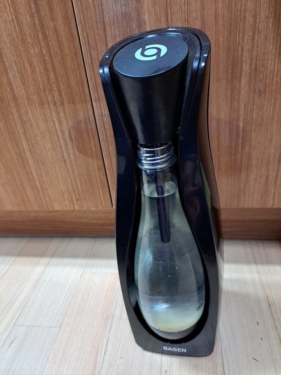 탄산수 또는 사이다에 설탕 2스푼을 섞어 LA갈비를 담가 30분간 재워둡니다. 이 과정은 갈비를 부드럽게 만듭니다.