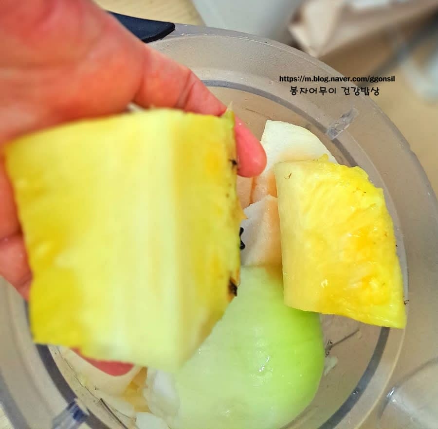 배, 사과, 양파를 갈아 준비합니다. 파인애플 또는 키위는 잘게 다지거나 갈아 넣습니다.
