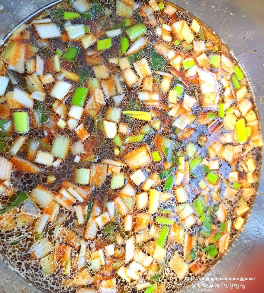 간장, 물, 생강맛술, 설탕, 마늘, 참기름, 후추를 섞어 양념장을 만듭니다. 마지막으로 다진 대파를 추가해 골고루 섞어주세요.