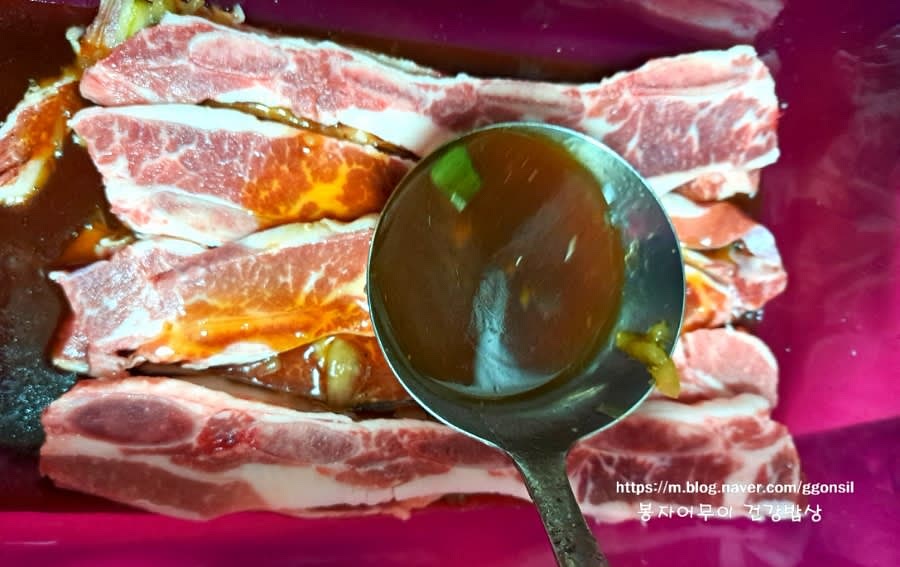 양념장을 바닥에 깔고 LA갈비를 켜켜이 쌓아 중간중간 양념장을 끼워 넣습니다.