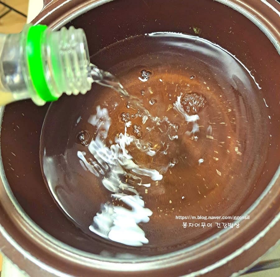 오징어 삶기용 물에 식초 1스푼과 생강맛술 1스푼을 넣고 팔팔 끓입니다.