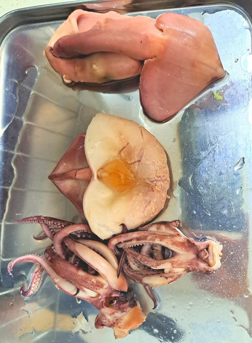 물이 끓으면 오징어를 넣고 1분간 데칩니다.