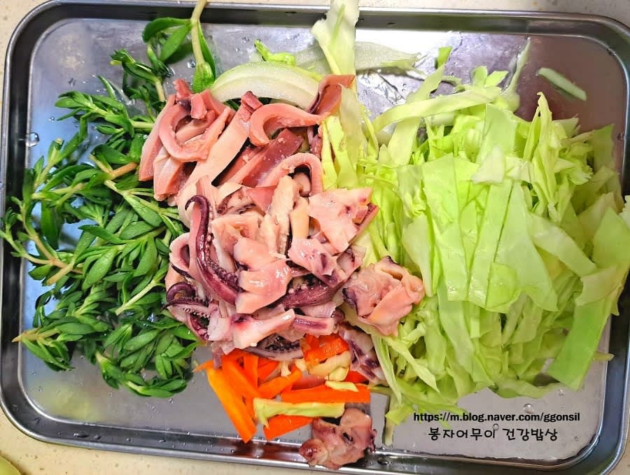 데친 오징어는 찬물에 헹구고 적당한 크기로 채 썰어 준비합니다.