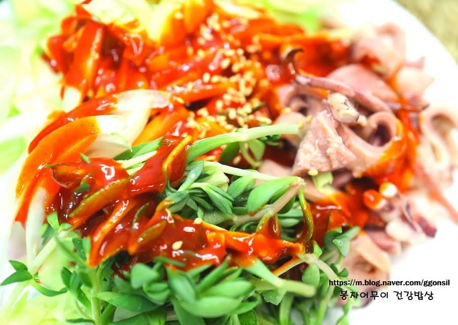 시판 초장을 사용할 경우 그대로 무치고, 없을 경우 고추장 2스푼, 식초 2스푼, 올리고당 2스푼, 매실청 1스푼을 섞어 양념장을 만듭니다. 큰 볼에 준비된 재료를 넣고 초장과 깨소금을 넣어 골고루 버무립니다.