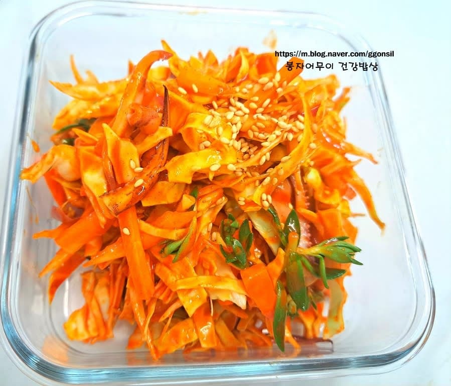 완성된 무침은 접시에 담아 냅니다.