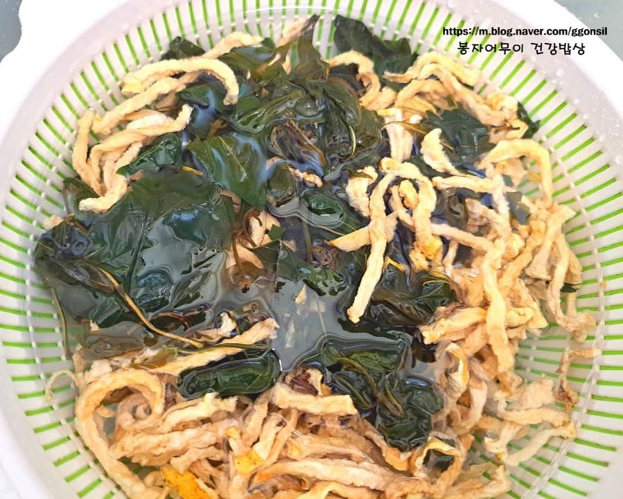 20분 후 물을 따라내고 체에 받쳐서 남은 수분을 제거합니다.