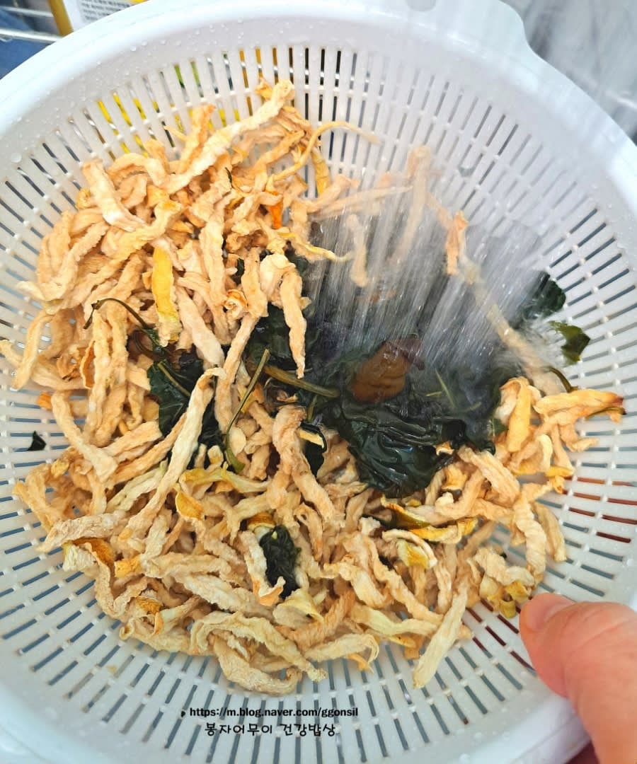 무말랭이와 말린 고춧잎을 깨끗하게 씻어줍니다. 세척 후 여러 번 헹굽니다.