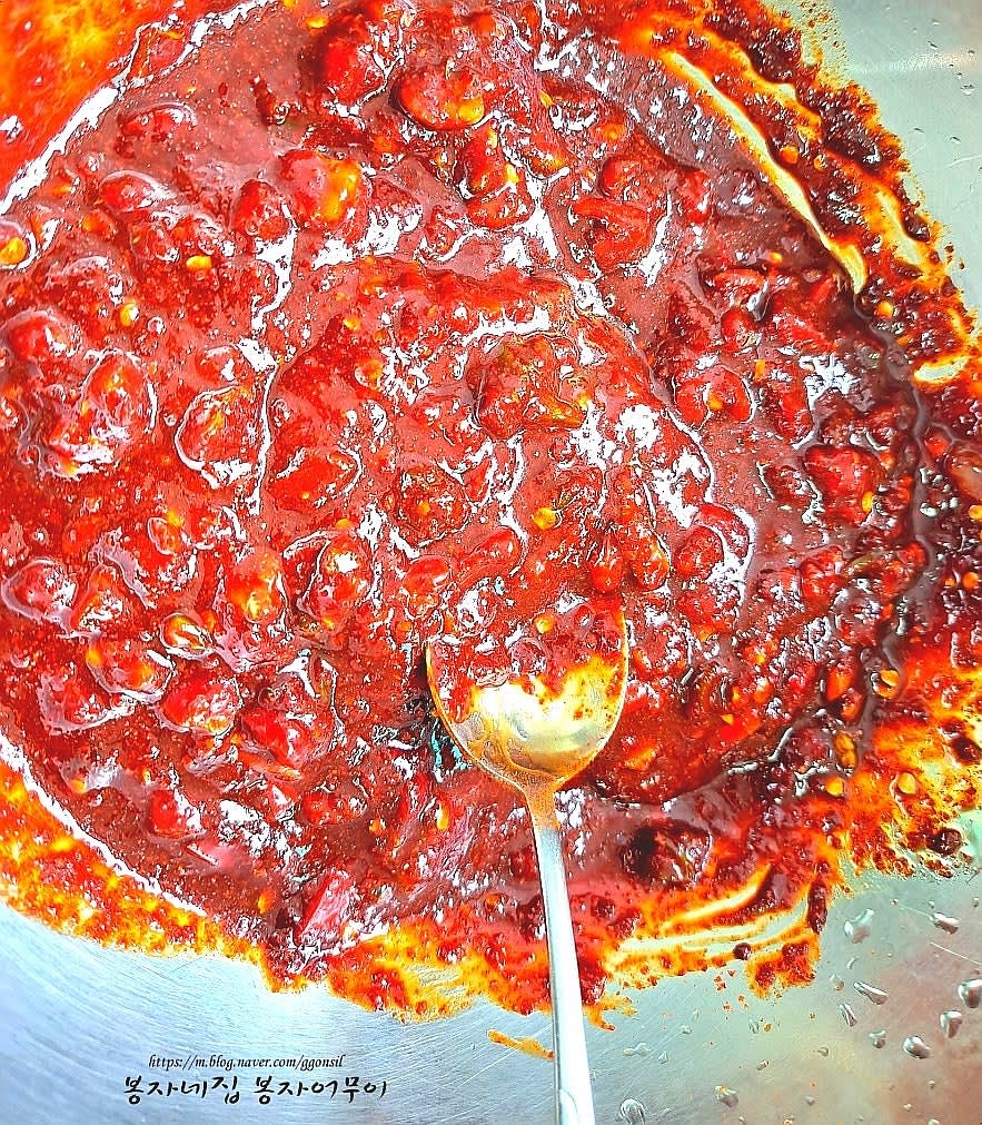 고춧가루, 고추장, 간장, 참치 액젓, 매실청, 올리고당, 마늘을 분량대로 넣고 양념장을 잘 섞습니다.