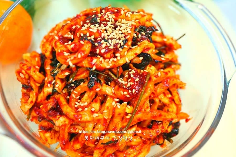 마지막으로 깨소금을 뿌려 마무리합니다.