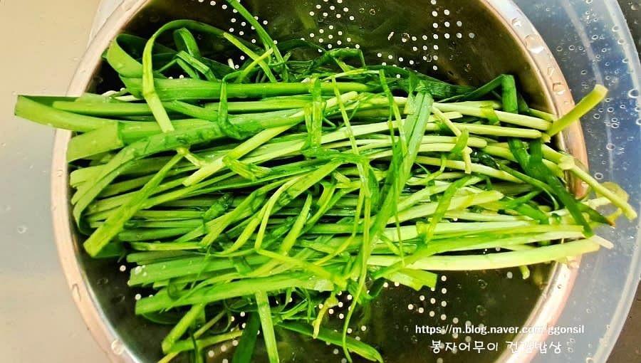 부추를 깨끗이 씻어 물기를 제거합니다.