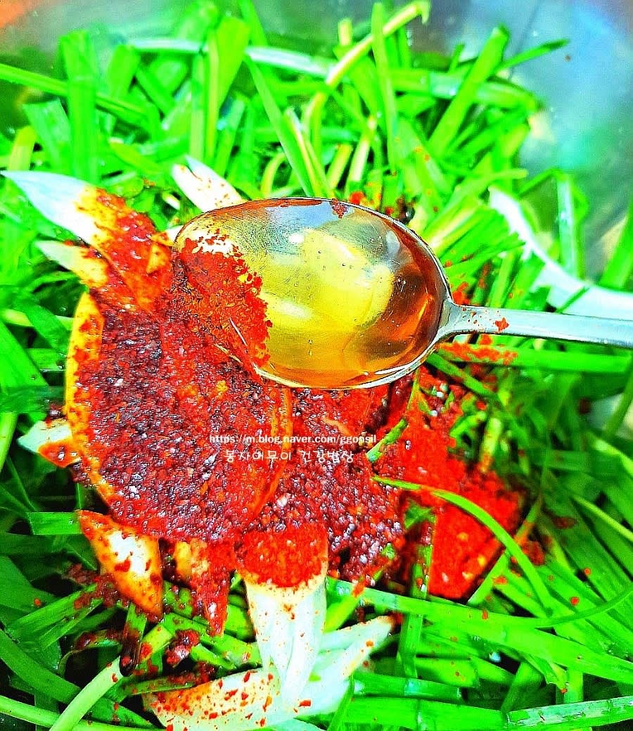 고춧가루, 액젓, 간장, 참치 액젓, 참기름, 깨소금을 섞어 양념장을 만듭니다.