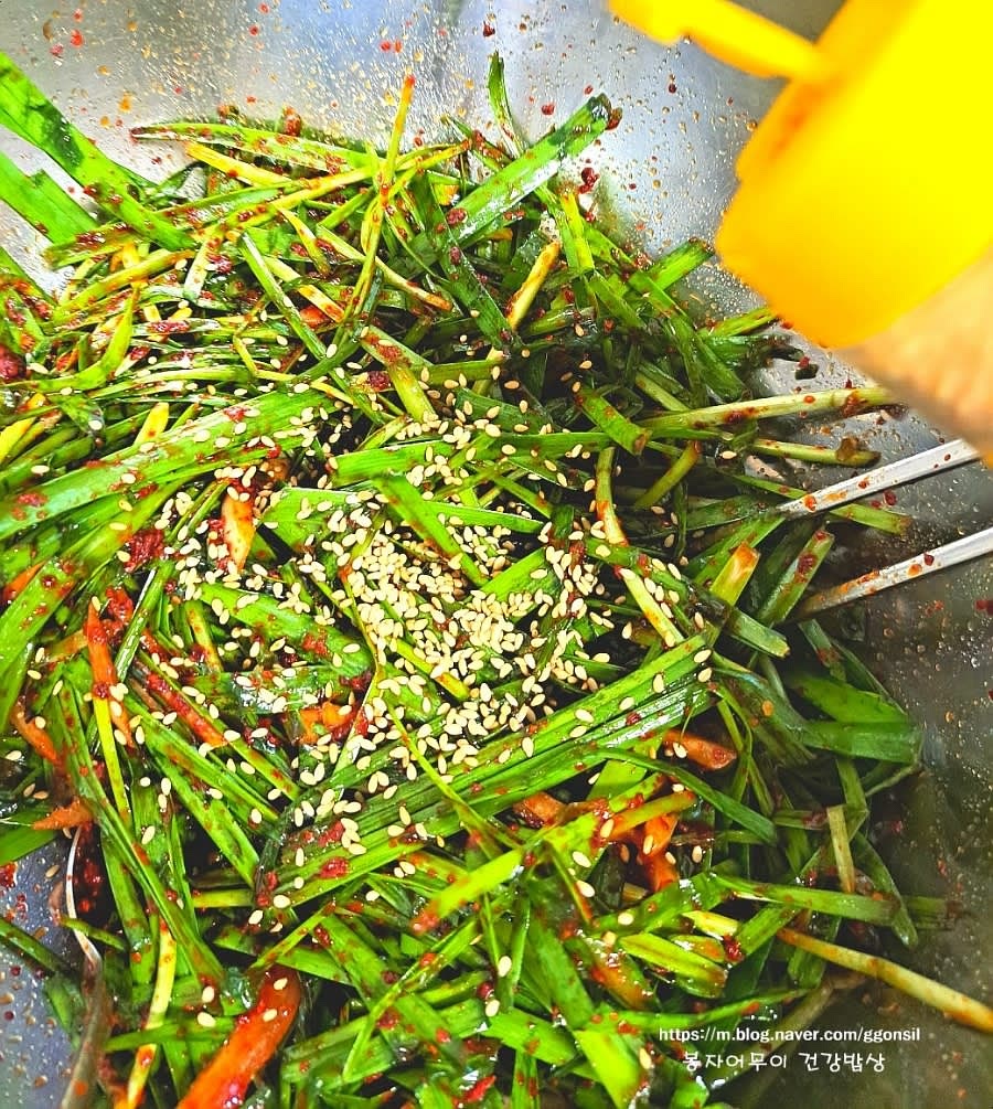 부추와 양파를 양념장에 넣고 잘 버무립니다.