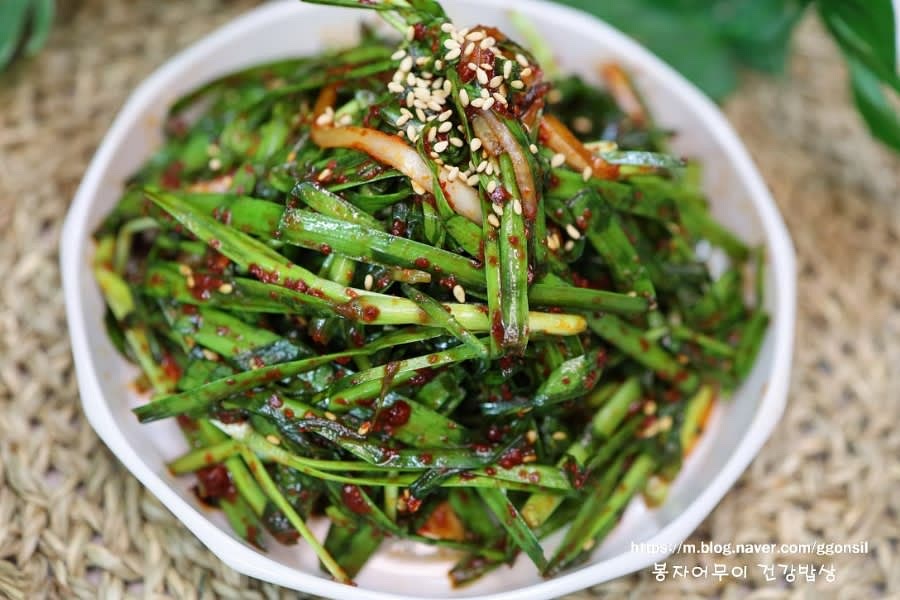 완성된 부추 겉절이를 그릇에 담아 냅니다.