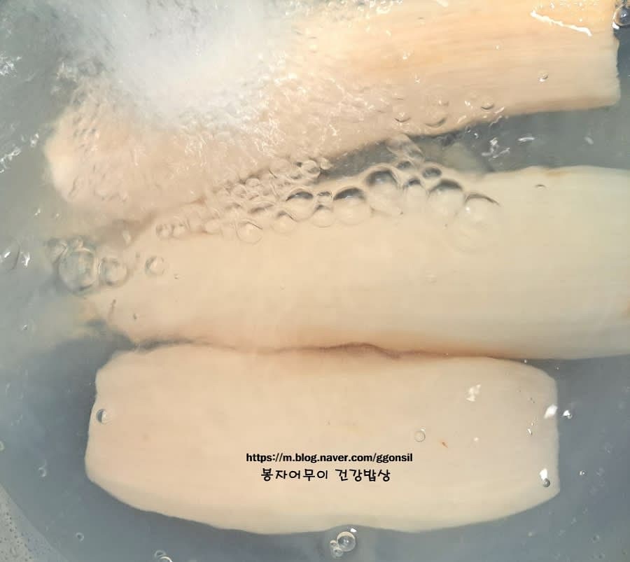 연근을 깨끗이 씻고 껍질을 깎아냅니다.