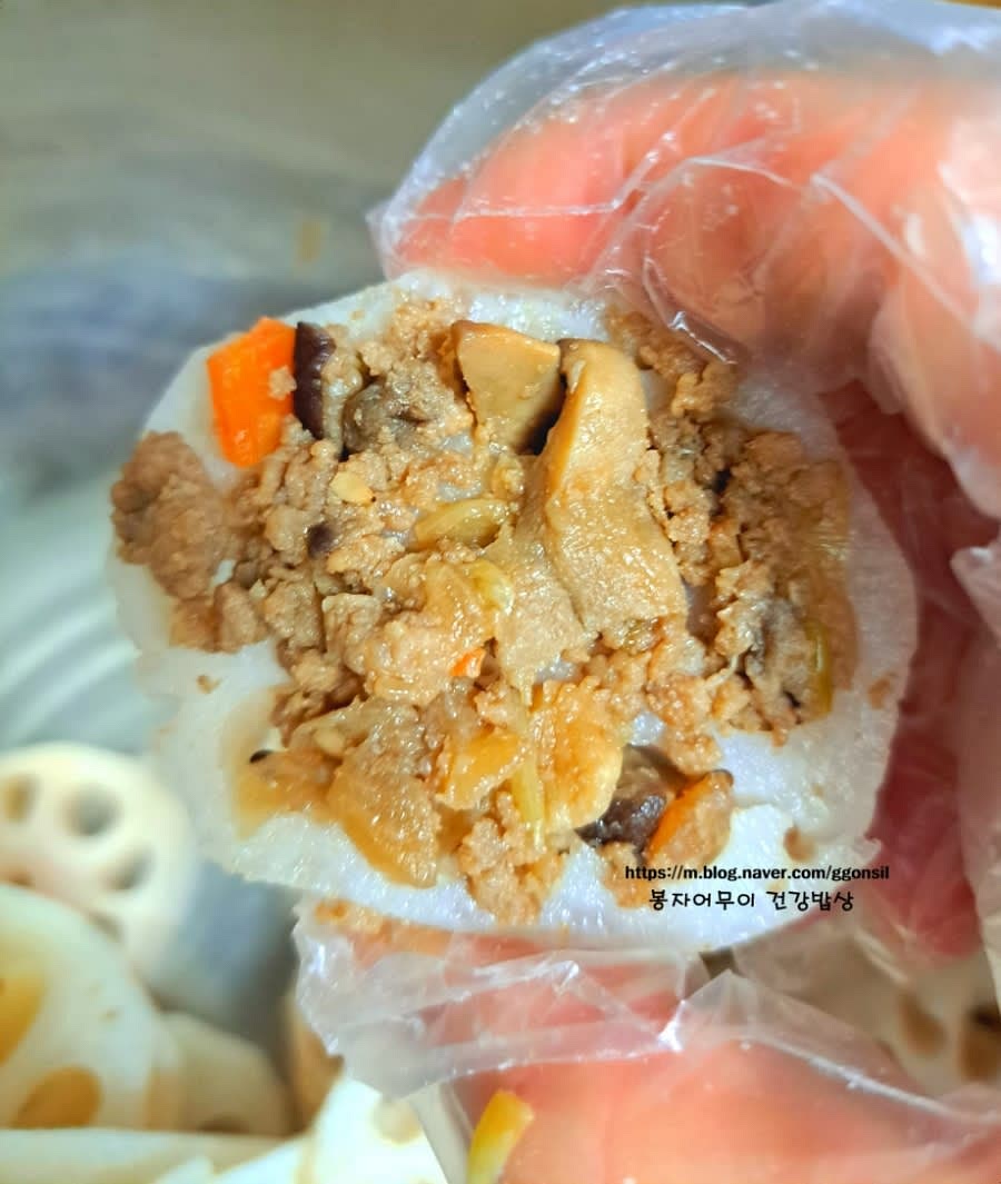 연근에 골고루 부침가루를 입히고 계란물을 골고루 묻혀 팬에 콩기름을 두르고 노릇노릇 구워냅니다.