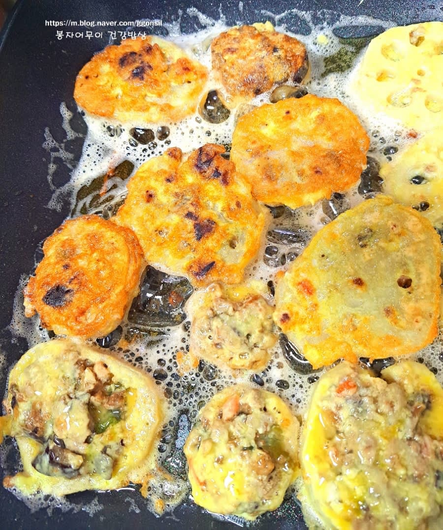 완성된 연근전을 그릇에 담아 맛있게 즐깁니다.