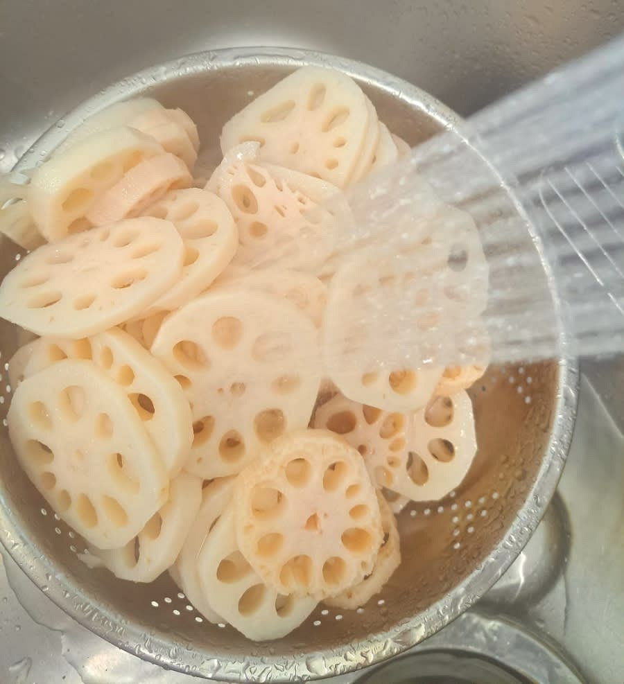 삶은 연근은 찬물에 헹구고 물기를 제거합니다.