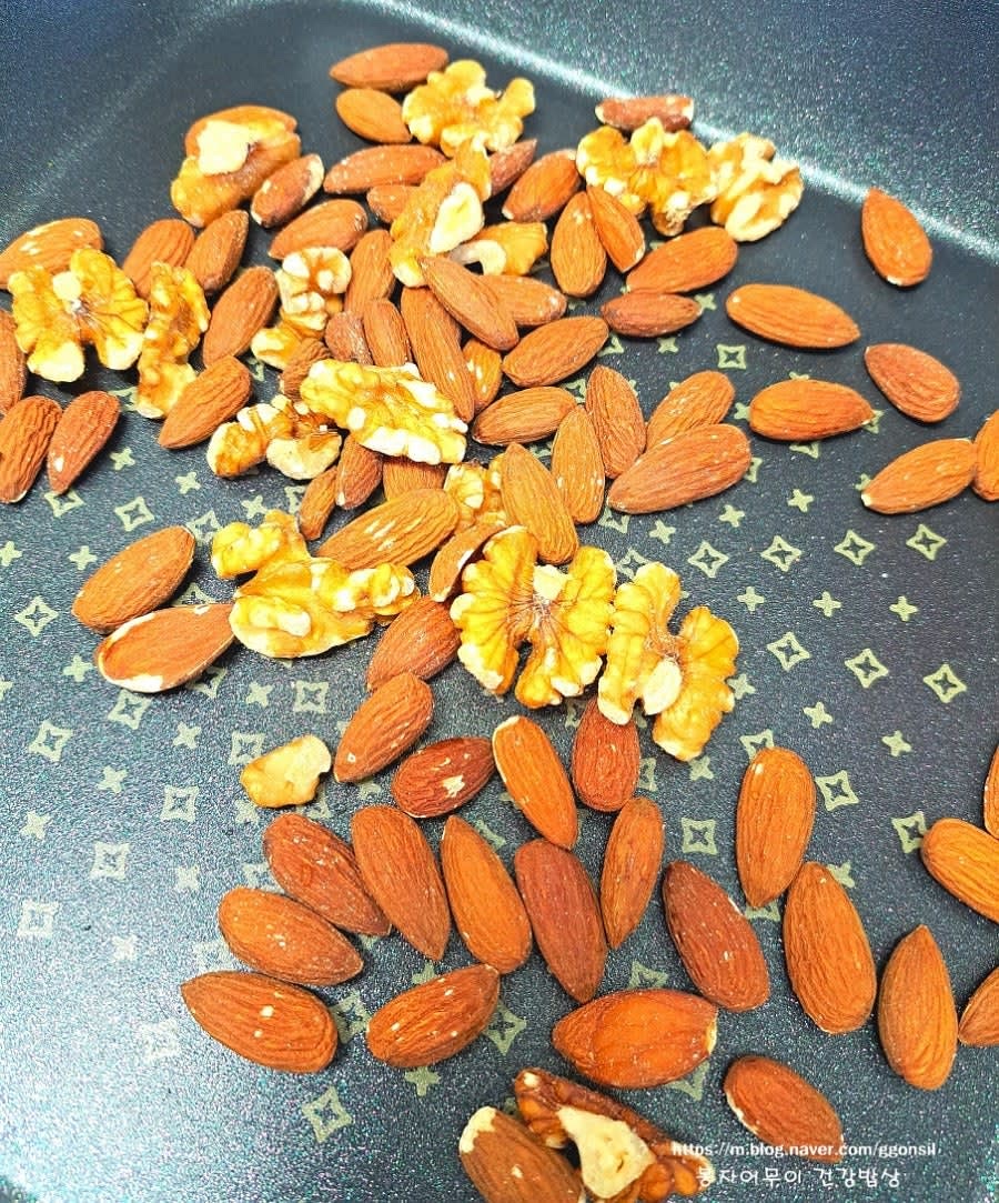 팬에 견과류의 잡내를 없애기 위해 약불에 살짝 볶아줍니다.