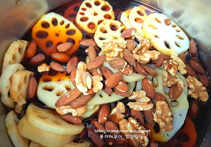 연근과 견과류를 냄비에 담고 진간장, 흑설탕, 매실청, 생강맛술, 물을 섞어 양념장을 넣어줍니다.