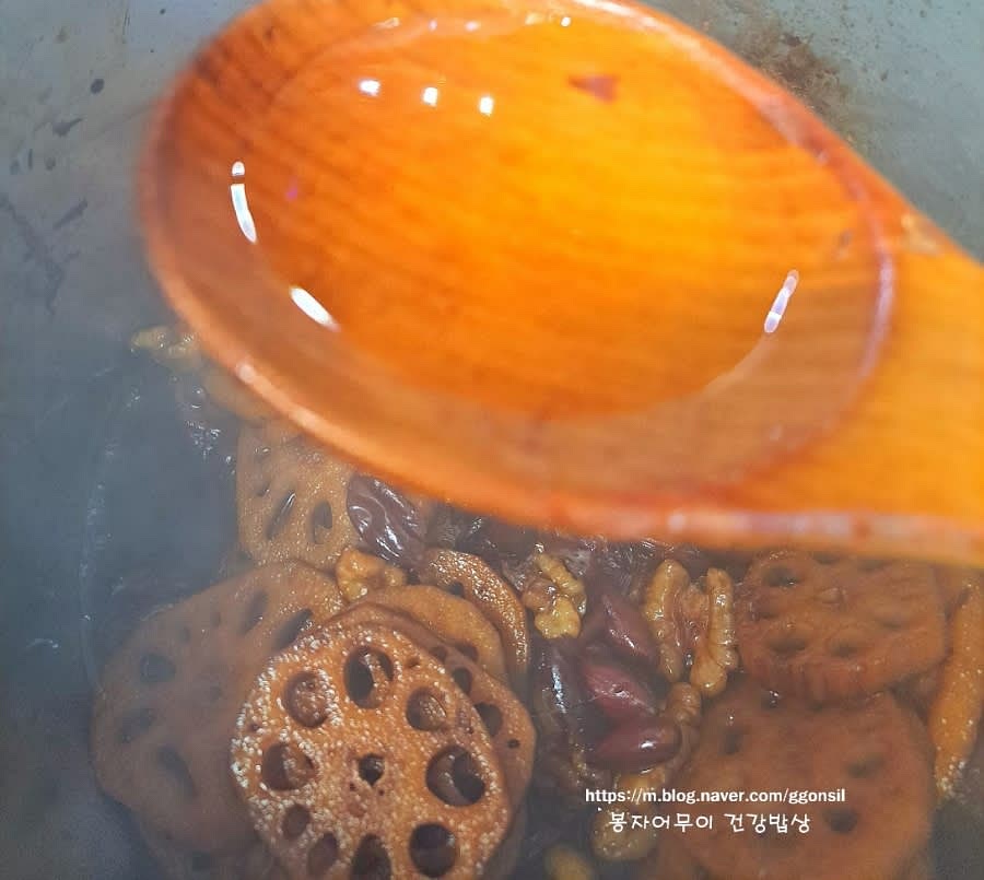 물기가 없어지면 참기름과 통기름으로 살짝 볶고 올리고당이나 조청, 물엿 한 스푼으로 윤기를 더합니다.