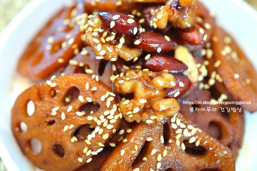 완성된 연근 조림에 통깨를 추가해 마무리합니다.
