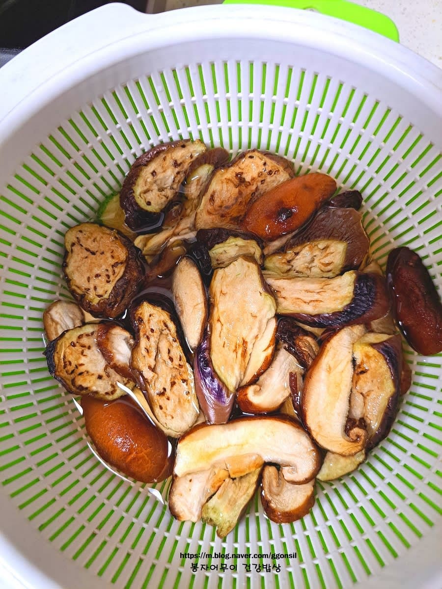 미리 건조해둔 표고버섯과 가지, 호박 한 줌을 흐르는 물에 헹궈 불립니다.