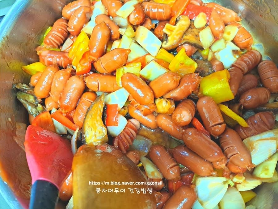 간이 배도록 지켜보며 잘 볶아 마무리합니다.