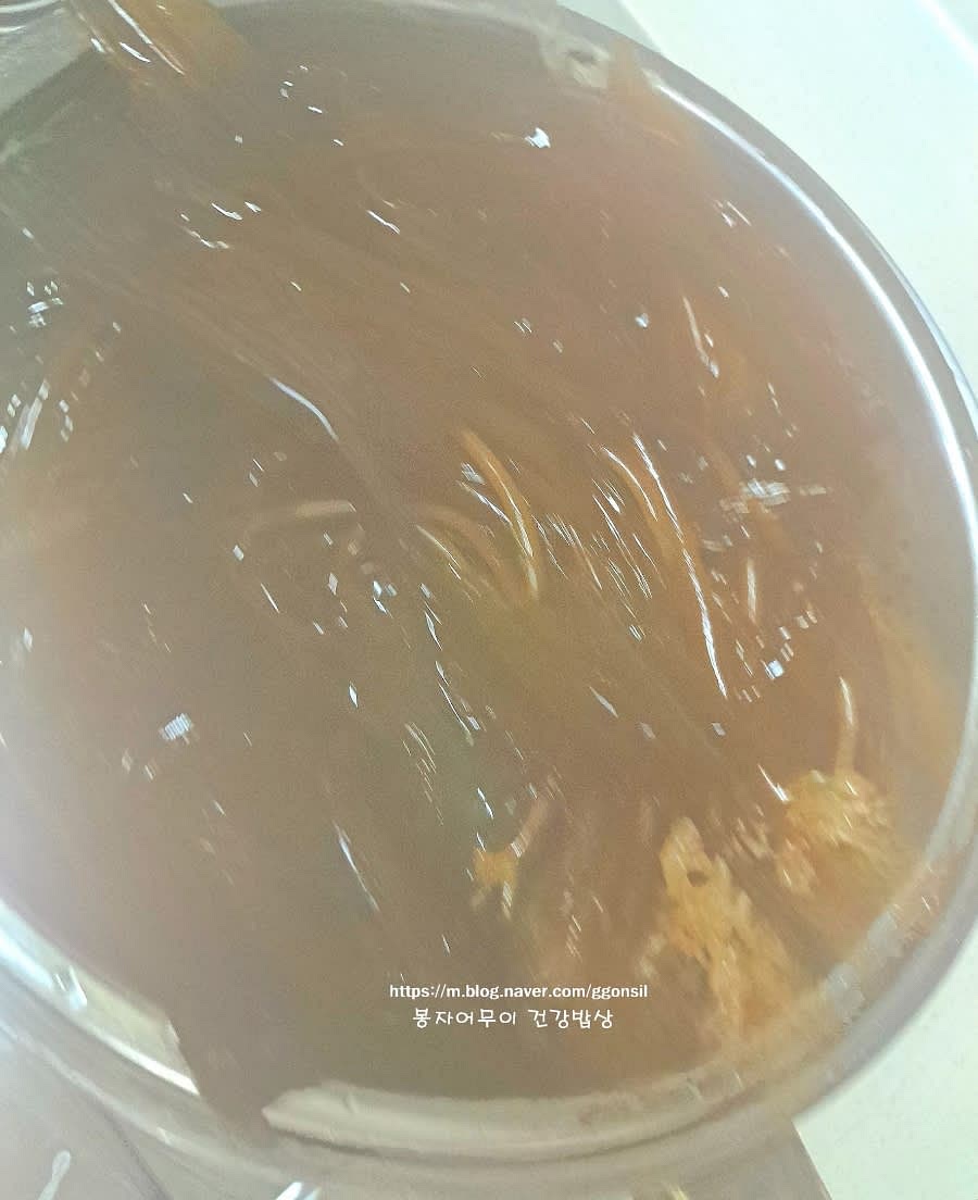 끓는 물에 곰피를 넣고 한 번 뒤집어 줍니다. 초록색으로 바뀌면 바로 건져냅니다.