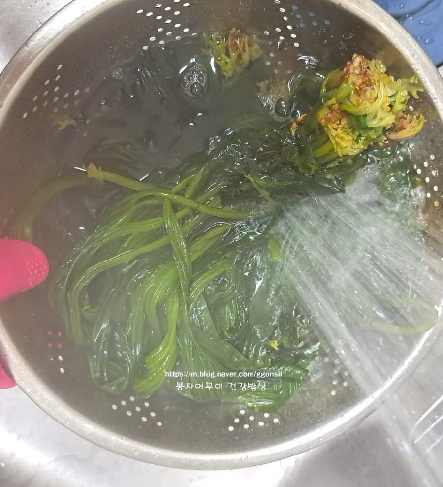 차가운 물에 한차례 행구어 열기를 식혀줍니다.