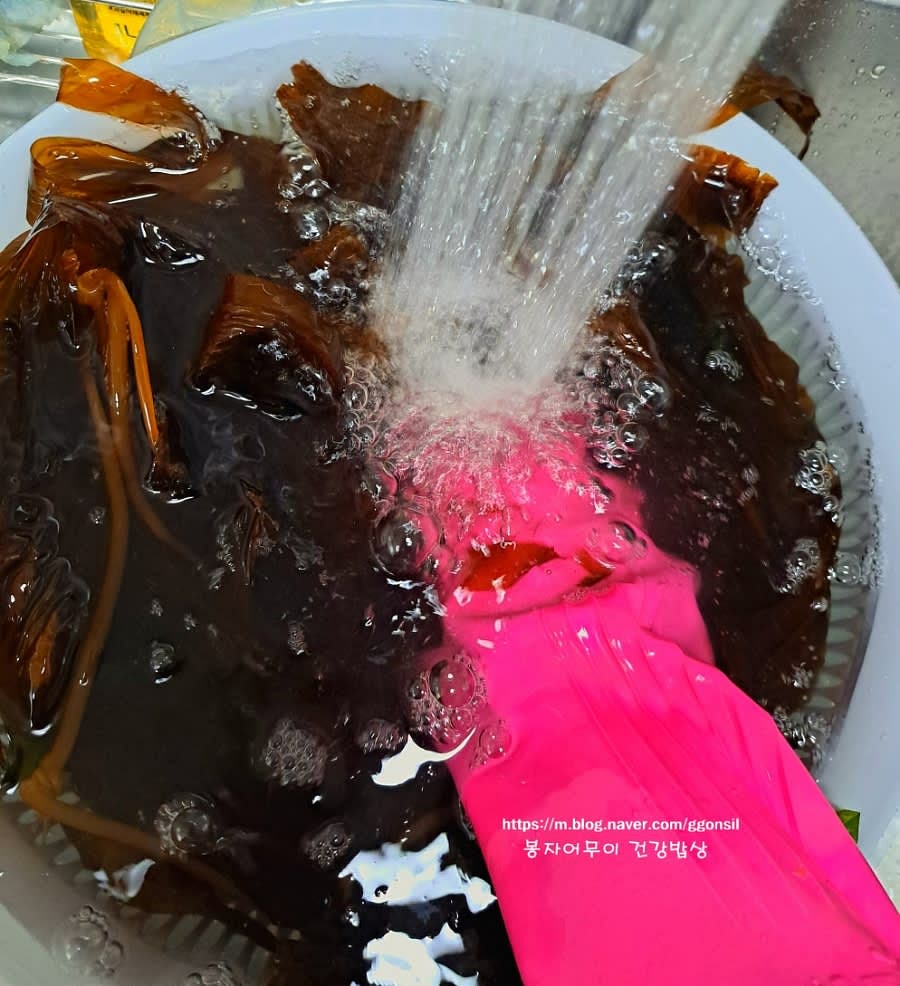 곰피의 물기를 꼭 짜고 체반에 반쳐서 남은 물기도 탈탈 털어줍니다.