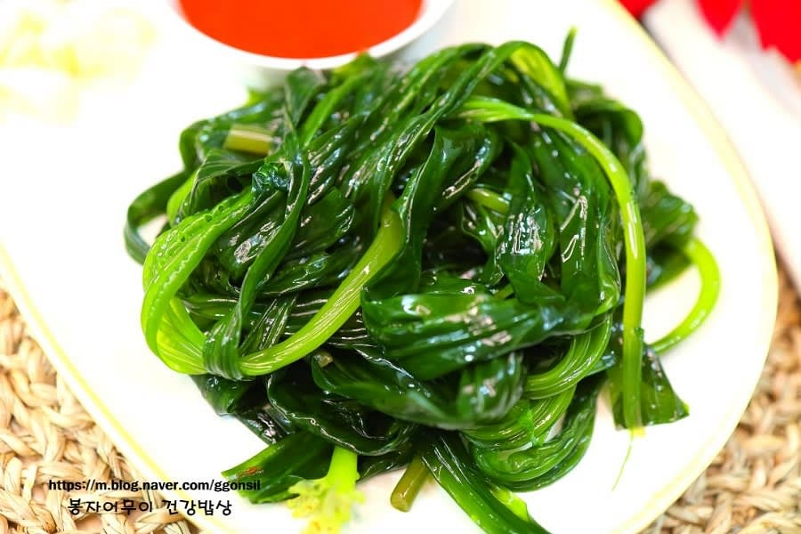 데친 곰피는 냉장고에 보관하거나 요리 재료로 활용합니다.