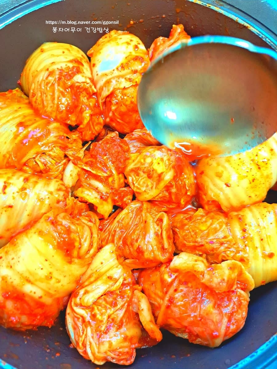 동글동글 말아둔 김치 쌈에 묵은지 김치 국물 2국자를 넣습니다 (100ml 반컵 분량).