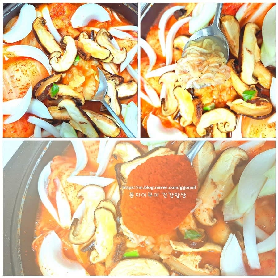 물을 300ml~500ml 정도 자박한 만큼 부어줍니다. 양파 반 개를 썰어 넣고 건표고버섯은 씻어서 분리하지 않고 그대로 넣습니다. 푹... 끓여 주세요 (20분 정도). 마늘 1스푼과 새우젓 1스푼, 고춧가루 1스푼 듬뿍 넣었습니다. 김치가 많이 매우면 고춧가루는 안 넣어도 됩니다.