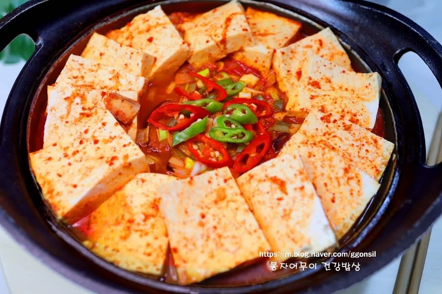 두부를 동글동글하게 두르고 다시 끓여 줍니다. 두부에 간이 배일 때쯤 청양고추를 추가해 주세요.