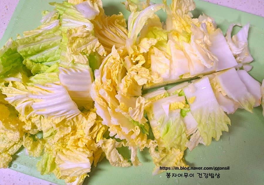 알배추는 속잎 속을 썰어서 깨끗이 씻어줍니다. 막기 좋은 크기로 송송 썰어줍니다.