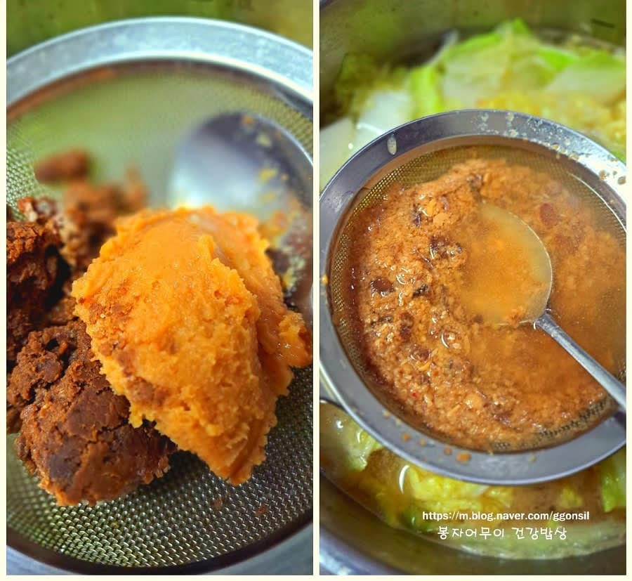 된장을 물에 풀어주고, 간장 반 스푼과 멸치가루 반 스푼을 넣습니다.