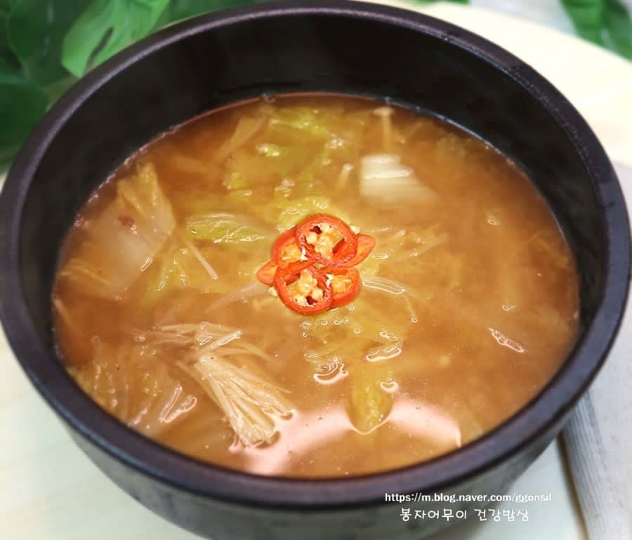 취향에 따라 청양고추를 추가하거나, 팽이버섯을 넣어줍니다.
